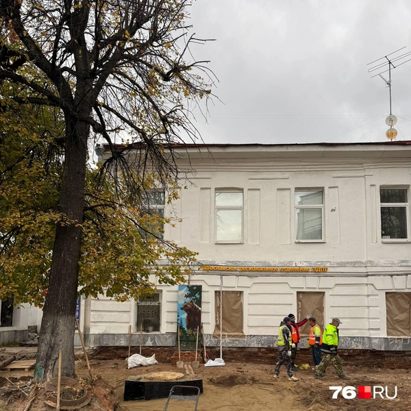Рабочие сняли покрытие с еще одного участка улицы Кирова | Источник: Александр Куренной / 76.RU