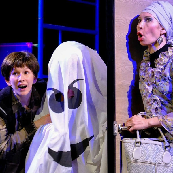 Сцена из спектакля «Малыш и Карлсон» | Источник: НДТ «Советский»