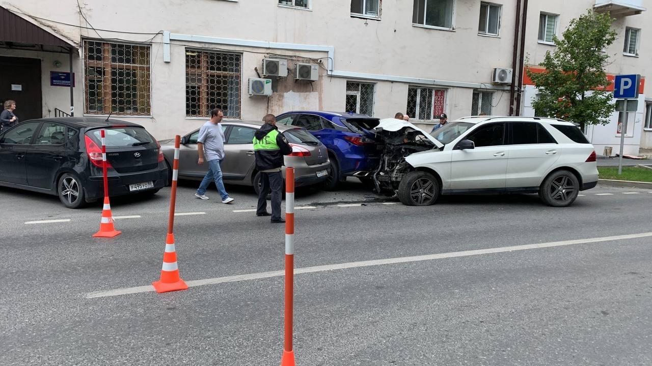 В центре Тюмени водитель Mercedes протаранил несколько автомобилей: фото -  21 августа 2023 - 72.ру