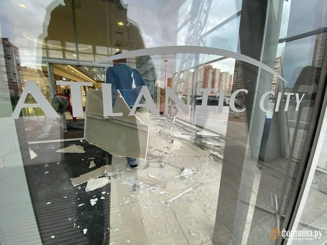 В ТЦ «Атлантик Сити» рухнул потолок. Обломками засыпало вход в комплекс на Савушкина | Источник: Сергей Михайличенко/«Фонтанка.ру»