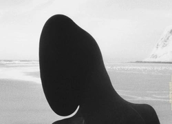 Alaïa, осень 2025: модные инопланетяне на побережье Франции