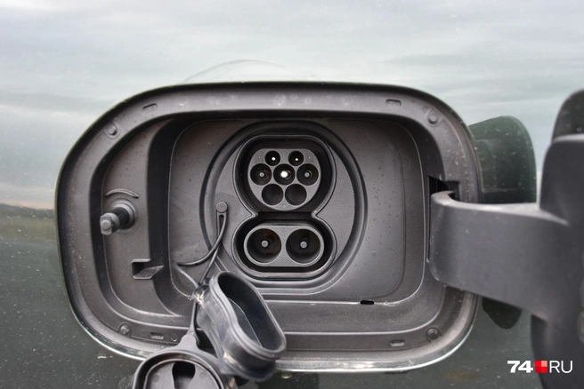 Зарядный порт европейского стандарта CCS2. Переменным током можно заряжать на мощности до 6,6 кВт, постоянным — до 30 кВт | Источник: Артем Краснов