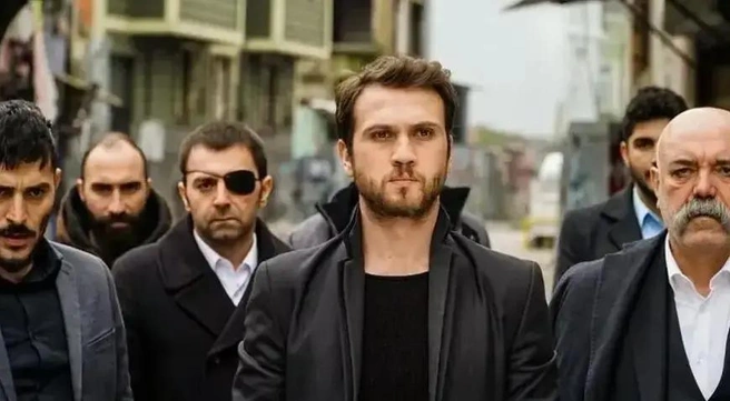 Этот сериал считают одной из лучших турецких кинодрам про мафию | Источник: кадр из сериала «Чукур» (16+), студия Ay Yapım, реж. Озгюр Севимли, Синан Озтюрк, 2017–2021 год