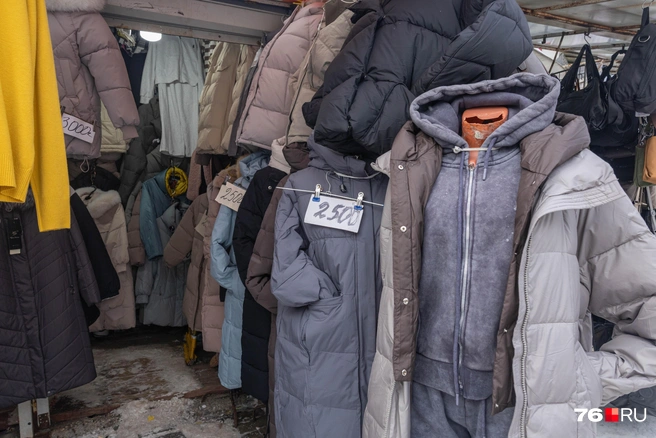 В одной из точек продают верхнюю одежду | Источник: Артем Бауман / 76.RU