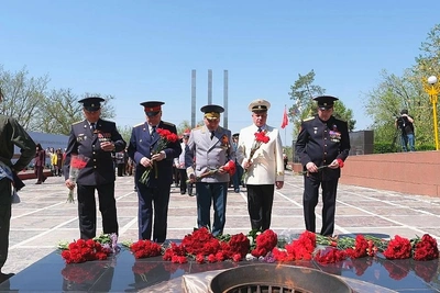 Руководитель и сотрудники СК Калмыкии почтили память героев в День Победы