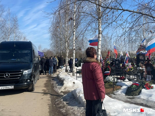 Похоронили троих погибших ребят на кладбище рядом с военными | Источник: Вера Борисова / MSK1.RU