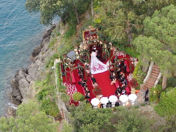 Невеста в корсете и гости в крестах: как прошла итальянская свадьба Кортни Кардашьян и Трэвиса Баркера