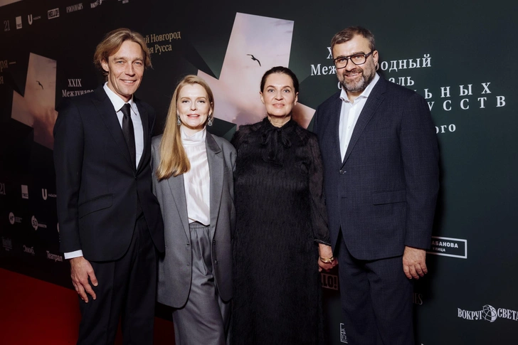 Генеральный продюсер фестиваля Максим Королев с супругой Надеждой Королевой и президент фестиваля театральных искусств имени Ф. М. Достоевского Михаил Пореченков с супругой Ольгой
