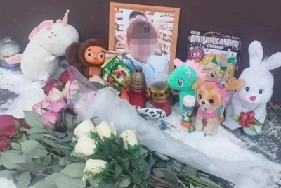 Spontaneous Memorial Created at Site of Schoolgirl's Death in Volgograd