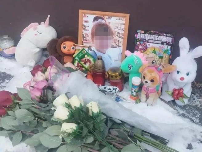 На стихийном мемориале оставляют цветы и мягкие игрушки как близкие, так и просто неравнодушные люди | Источник: vk.com