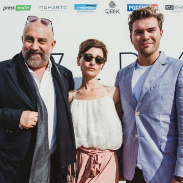 Гости «Зеркала» Софико Шеварнадзе и Андрей Искорнев с продюсером и режиссером Павлом Каплевичем | Источник: Юлия Майорова
