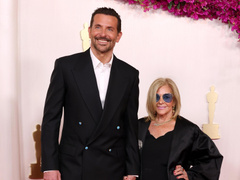 Все ждали Брэдли Купера на «Оскаре» с Джиджи Хадид, но он пришел с мамой