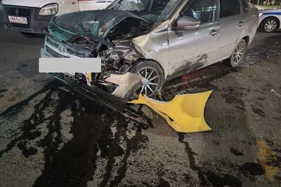 В Оренбурге на перекрестке столкнулись две машины на зеленый сигнал