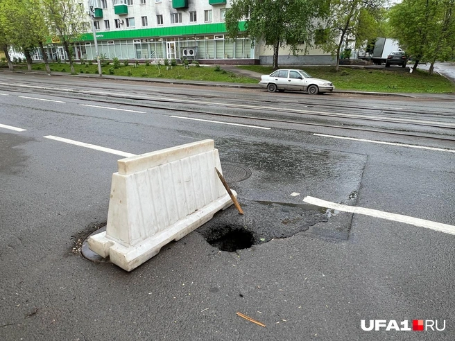 В этом месте регулярно прорывает канализацию — и летом, и зимой | Источник: Андрей Бирюков / UFA1.RU