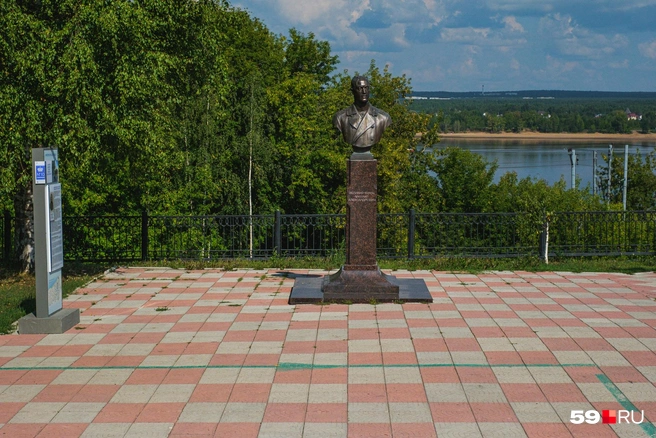 Вместо памятника Решетникову в сквере сегодня стоит бюст Михаила Романова, убитого в Перми в 1918 году | Источник: Тимофей Калмаков