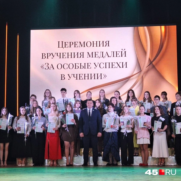 Выпускники сфотографировались с Антоном Науменко | Источник: Александр Лисихин / 45.RU 