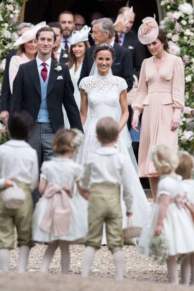 Если на вашей свадьбе нет таких милых пажей, не зовите нас: 13 трогательных кадров принца Джорджа и принцессы Шарлотты