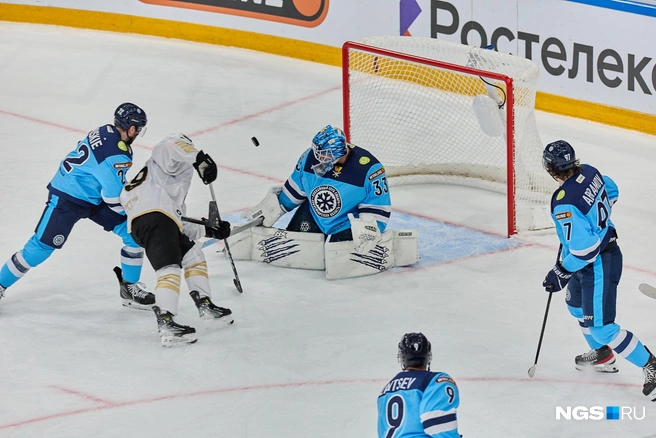 В конце последнего периода «Адмиралу» всё же удалось забросить шайбу | Источник: Александр Ощепков / NGS.RU