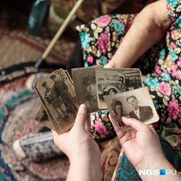 Семья бережно хранит фотографии героя | Источник: Андрей Бортко / NGS.RU