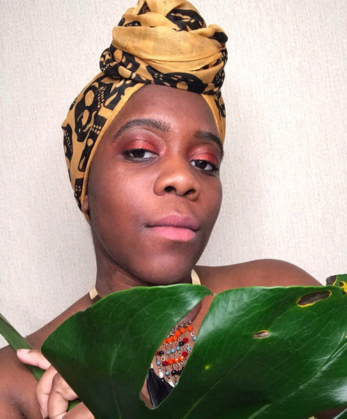 «В детском доме с моим цветом кожи было тяжело»: африканка о пути из интерната в стендап, кровавых ритуалах на родине в Гвинее и внимании к своим пышным ягодицам