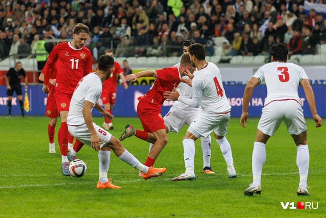 Иногда мяч просто путается в ногах | Источник: Алексей Волхонский / V1.RU