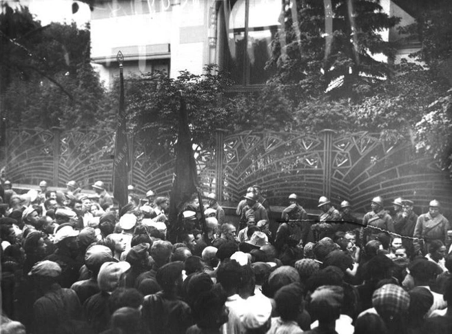 Источник: Демонстрация у китайского посольства во время строительства КВЖД