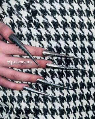 Очень длинные ногти + блестящий маникюр — необычный нейл-тренд на весну 2023 с Недели моды в Нью-Йорке