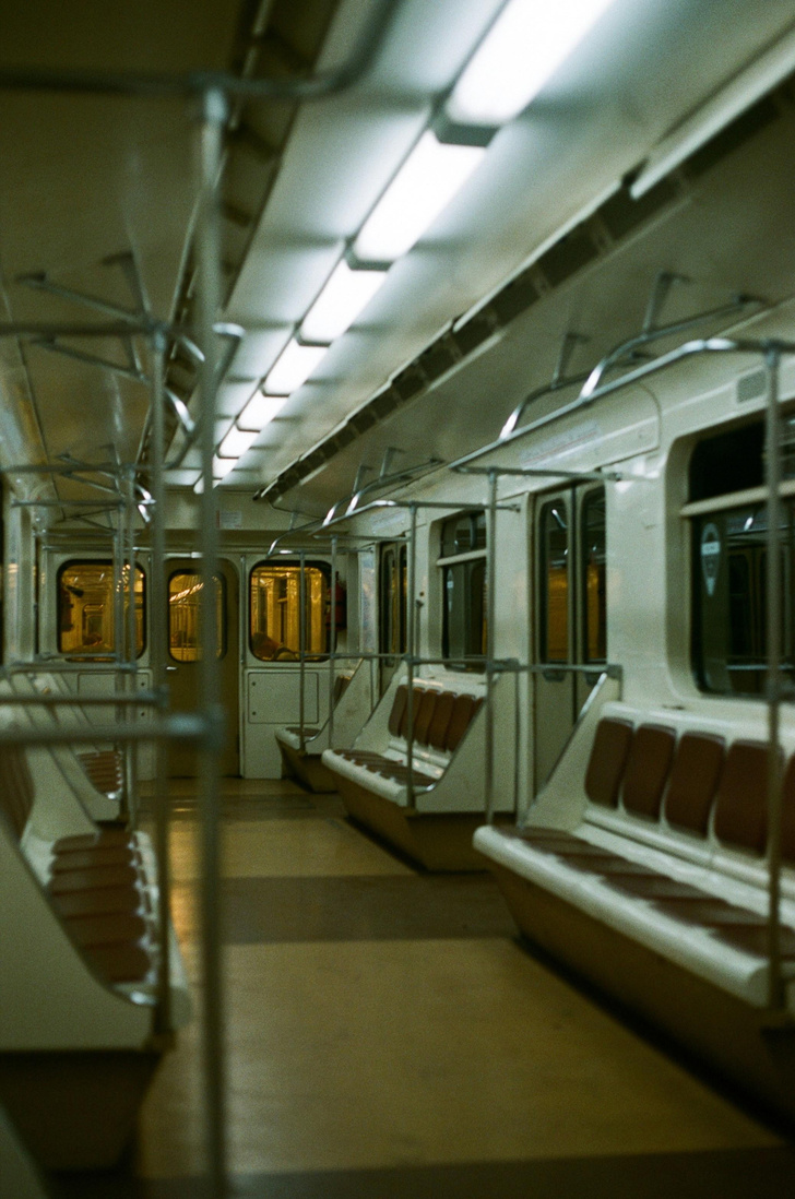 Вопросы читателей: почему сидения в метро стоят вдоль стен, а не рядами, как в электричках?