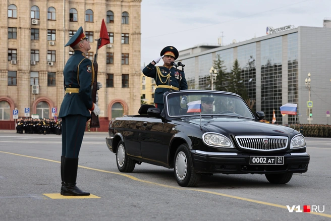 Встречали колонны участников проездом на автомобилях | Источник: Алексей Волхонский / V1.RU
