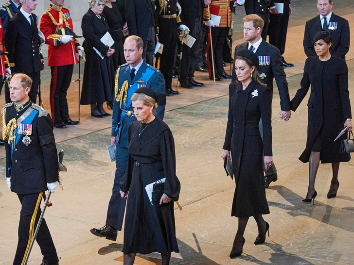 «Скорбная» Кейт и «неловкая» Меган: как выглядели враждующие герцогини на службе в честь королевы Елизаветы