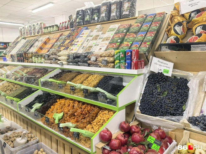 А вот сухофруктов и орешков на рынке много | Источник: Анастасия Шевякова / 86.RU