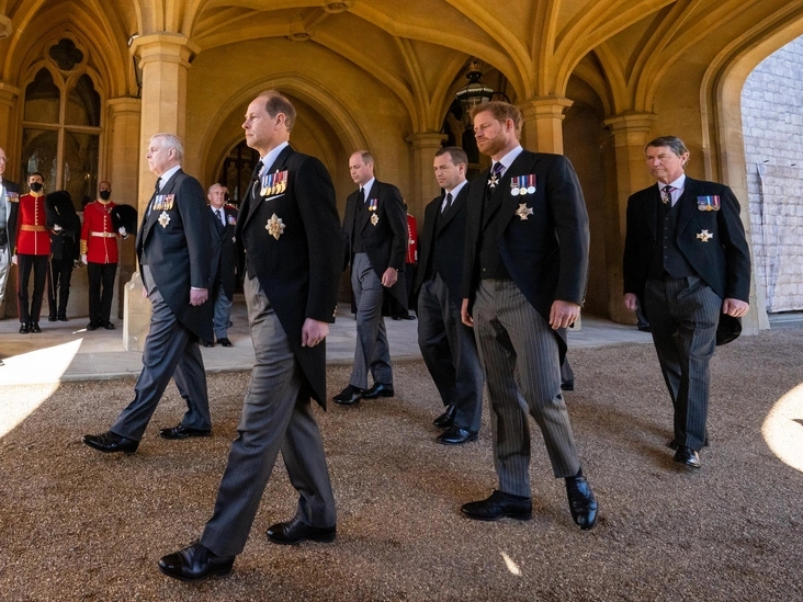 Члены королевской семьи участвуют в похоронной процессии, 17 апреля 2021