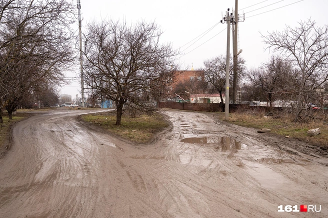 Впереди — территория «Теплокоммунэнерго», Троицкий собор и Свято-Иверский монастырь | Источник: Евгений Вдовин / 161.RU
