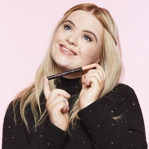 Девушка с синдромом Дауна стала рекламным лицом Benefit Cosmetics