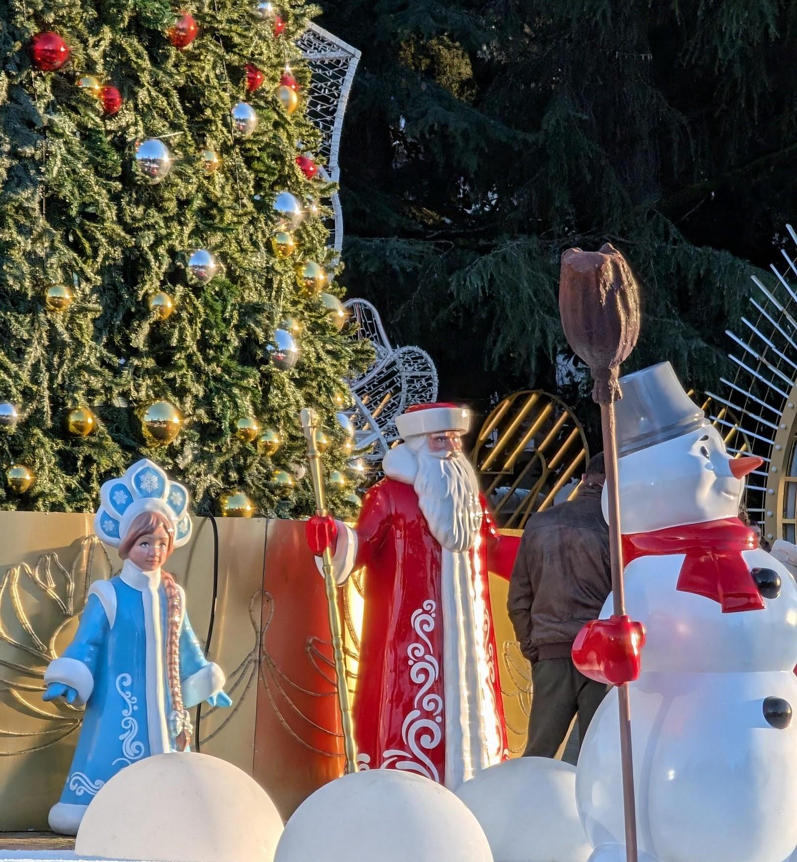 Скоро всё случится: показываем предновогодний Сочи — фоторепортаж