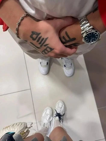 Часы относятся к коллекции Datejust. Их особенность в том, что они стали первыми в мире наручными часами-хронометром с автоподзаводом, оснащенными окошком даты на циферблате | Источник: sony9sha / t.me