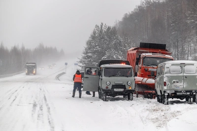Кузбасс засыпает снегом: пробки на дорогах и занесенные дворы