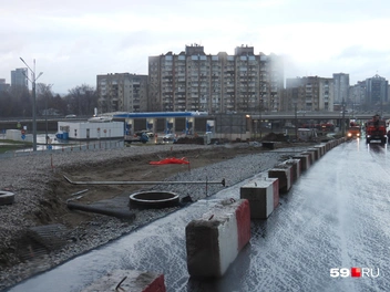 Остальные остановки пока выглядят так: незаасфальтированные площадки, оставленные под обустройство в будущем | Источник: Кирилл Хафизов / 59.RU