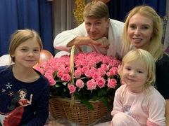 «Просто будьте рядом»: перенесшая операцию Татьяна Тотьмянина отметила 38-летие в компании мужа и дочек