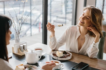 Обесценивание: что это такое и как проявляется в романтических и дружеских отношениях