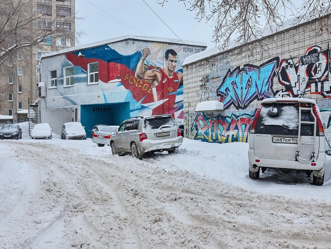 На дорогах внутри дворов образовалась глубокая колейность. | Источник: Александр Ощепков / NGS.RU