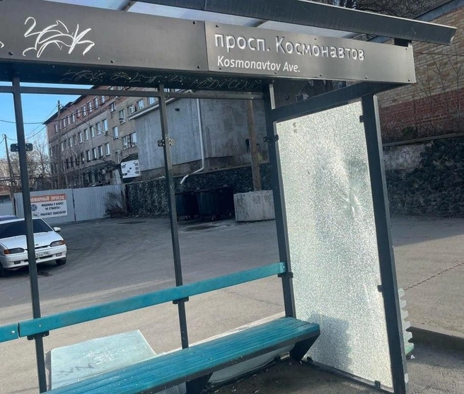 Подростки разбили остановку и сбежали | Источник: читатель E1.RU