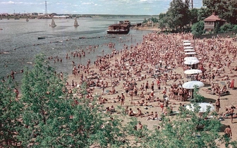 Солнце, воздух и вода: взгляните на 25 ностальгических фото пляжного отдыха москвичей в годы СССР