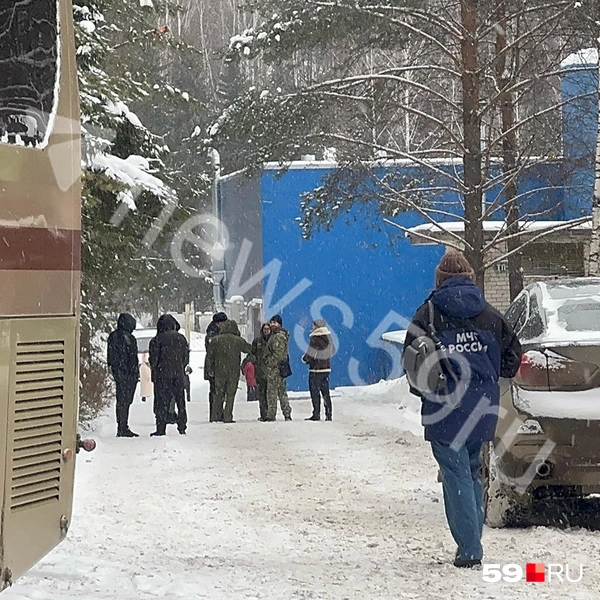 Трагедия случилась в этом синем здании | Источник: Алексей Кожевников / 59.RU