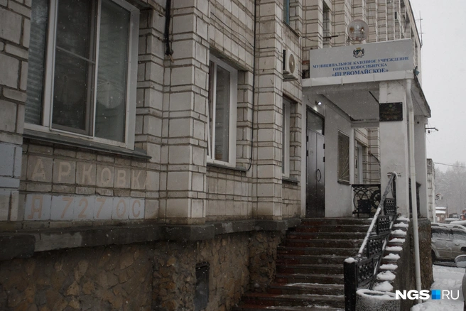 Жилые комнаты находятся в том же здании, где и кабинеты  | Источник: Андрей Бортко / NGS.RU