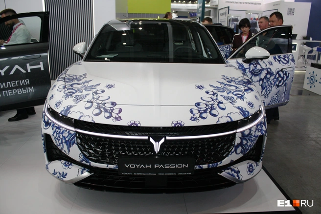 Voyah Passion в гжельской росписи | Источник: Роман Марьяненко / E1.RU
