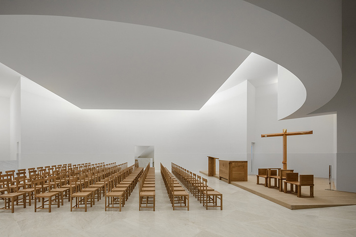 Бетонная церковь Алваро Сизы во Франции (фото 4)