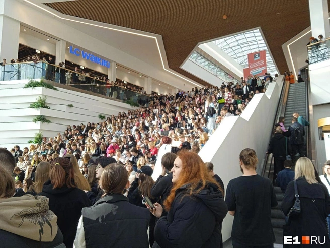 Столько фанатов MC Кисули собралось в Veer Mall | Источник: читатель Е1.RU