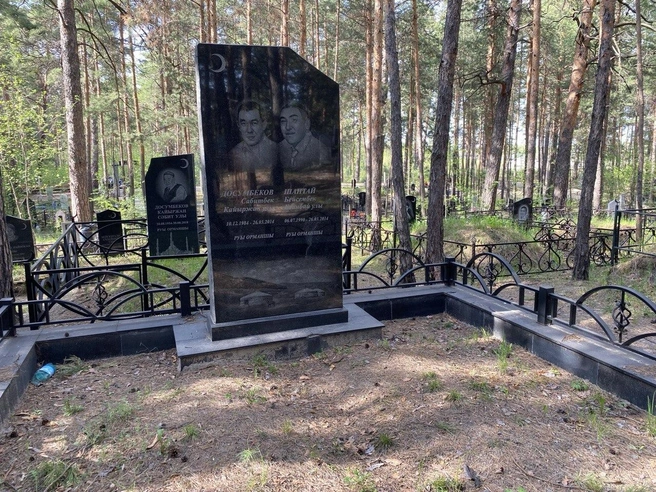 У могилы очень массивная оградка | Источник: Ирина Господаренко / NGS22.RU
