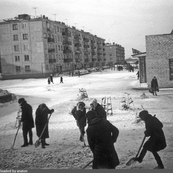 Так убирал и снег перед школой № 41 в 1972 году | Источник: Архив Валерия Блохнина / Pastvu.com